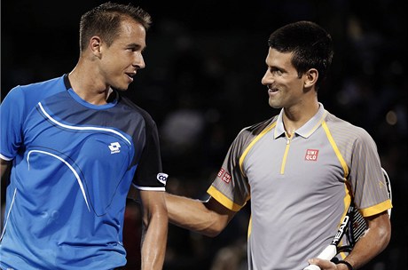 Luká� Rosol (vlevo) a Novak Djokovi�.