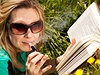 Žena s elektronickou cigaretou - ilustrační foto