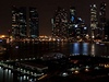 Kombinovaný snímek zachycuje centrum Singapuru ped a po zhasnutí svtel