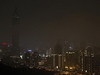 Druhý nejvyí mrakodrap svta Tchaj-pej 101 ped a poté, co zhasla svtla.