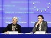 editelka Mezinárodního mnového fondu Christine Lagarde, éf Euroskupiny Jeroen Dijsselbloem (uprosted) a len Evropské komise zodpovdný za oblast hospodáské a mnové politiky EU Olli Rehn.