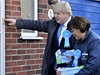 Starosta Londýna Boris Johnson a kandidátka konzervativc Maria Hutchingsová pi volební kampani (únor 2013)
