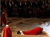 Pape pohrouený do modliteb