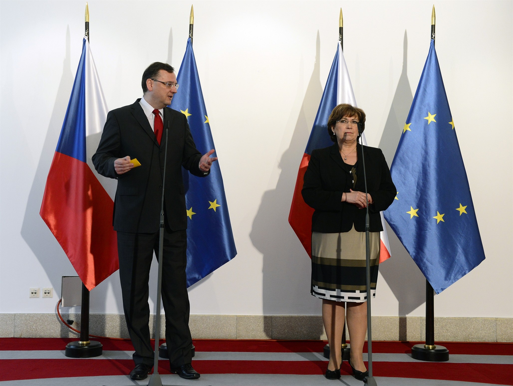Premiér Ne�as s ministryní práce a sociálních v�cí Müllerovou.