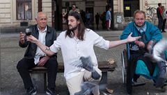 Pije dnes Ježíš víno s bezdomovci? Fotografka přenesla Bibli do ulic