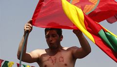 Hrdina Öcalan. Iniciály kurdského p�edáka si nechal mladík vyrýt na hru�.  