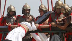 Jako z dílny Monty Pythonů. Filipínci přehrávají scénu ukřižování Ježíše římskými vojáky.  | na serveru Lidovky.cz | aktuální zprávy