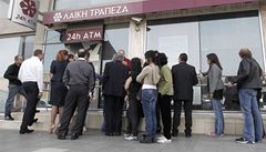 Fronta ped bankomatem na Kypru