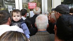 Fronty před kyperskými bankami. | na serveru Lidovky.cz | aktuální zprávy