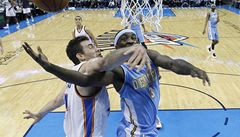 Basketbalista Denveru Nuggets Andre Miller (vpravo) a Russell Westbrook z Oklahomy City Thunder