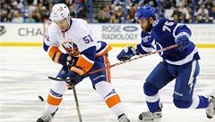 eský hokejista Tampy Bay Lightning Radko Gudas (vpravo) a Frans Nielsen z New Yorku Islanders