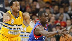 Basketbalista Denveru Nuggets Andre Iguodala (vlevo) a Jrue Holiday z  Philadelphia 76ers