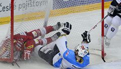 Slavia Praha - Plze�. Zleva Tomá� Hertl z HC Slavia Praha a Jakub Je�ábek z HC �koda Plze�
