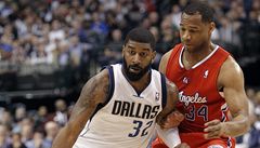Basketbalista Dallasu Mavericks O.J. Mayo (vlevo) a Willie Green z Los Angeles Clippers