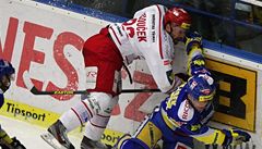 Zlín - T�inec. Hokejista T�ince Tomá� Klou�ek (vlevo) a Antonín Honejsek ze Zlína