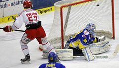 Zlín - T�inec. David Kv�to� z T�ince dává druhý gól Jakubu Sedlá�kovi ze Zlína