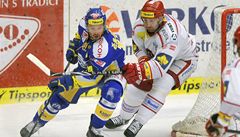 Zlín - T�inec. Zleva Petr �ajánek ze Zlína a Radek Bonk z T�ince