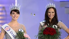 Zleva eská Miss World Lucie Kovandová, uprosted eská Miss Gabriela Kratochvílová, vpravo eská Miss Earth Monika Leová.
