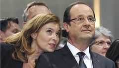 Není Hollandovou ženou, tak proč první dámu živíme z našich daní, zuří Francouzi