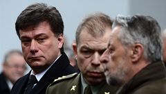 Zleva ministr spravedlnosti Pavel Bla�ek, historik Vojenského historického ústavu Eduard Stehlík a politik a bývalý ministr vnitra Franti�ek Bublan se p�i�li naposledy rozlou�it s Rudolfem Batt�kem. 