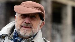 Spisovatel a zp�vák Jan Vod�anský na poh�bu Rudolfa Batt�ka.