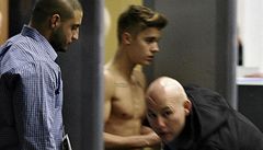 Bieber vyvolal pozdvien. Na letiti v Polsku se prochzel bez trika