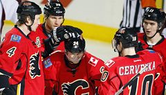 Calgary Flames. Uprosted Hudler a vlevo ervenka.