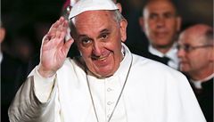 Pape Frantiek zdraví davy, kíová cesta me zaít
