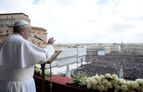 Pape mává davu na Svatopetrském námstí.