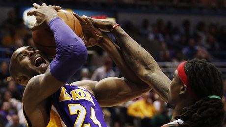 Basketbalista Los Angeles Lakers Kobe Bryant (vlevo) a Marquis Daniels z Milwaukee Bucks