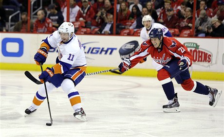 Slovenský hokejista New Yorku Islanders ubomír Viovský (vlevo) a Brooks Laich z Washingtonu Capitals 