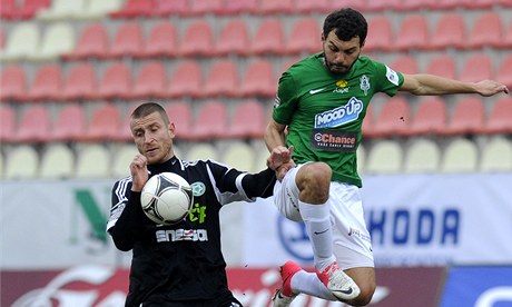 1. FK Píbram - Baumit Jablonec. David Stihavka z Píbrami (vlevo) a Lubo Louka z Jablonce