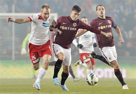 Sparta Praha - Viktoria Plze. Daniel Kolá z Plzn (vlevo), Luká Vácha ze Sparty (uprosted) a Marek Matjovský ze Sparty (vpravo)