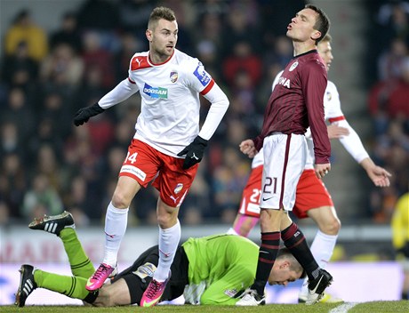 Sparta Praha - Viktoria Plze.  Radim ezník z Plzn (uprosted) a David Lafata ze Sparty (vpravo) 