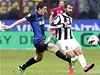 Fotbalista Interu Milán Mateo Kovai (vlevo) a Andrea Pirlo z Juventusu Turín