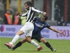 Fotbalista Juventusu Turín Andrea Pirlo (vlevo) a Walter Gargano z Interu Milán