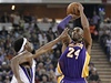 Basketbalista Los Angeles Lakers Kobe Bryant (vpravo) a John Salmons ze Sacramenta Kings