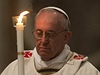 Pape Frantiek ve Svatopetrském chrámu vede Velikononí vigilii,