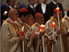 Kardinálové se svícemi pi vigilii