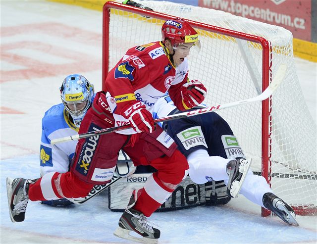 Hokejista Slavie Tomá� Hertl se raduje