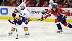 Slovenský hokejista New Yorku Islanders ubomír Viovský (vlevo) a Brooks Laich z Washingtonu Capitals 