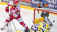 Tinec - Zlín. Jan Peterek z Tince (vlevo) stílí první branku domácího celku