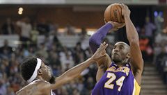 Basketbalista Los Angeles Lakers Kobe Bryant (vpravo) a John Salmons ze Sacramenta Kings