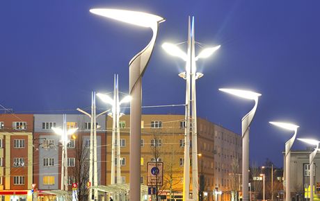Moderní lampy veejného osvtlení na Riegrov námstí v Hradci Králové .