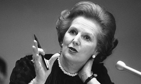 Margaret Thatcherová odpovídá novinái na otázku na pd OSN.