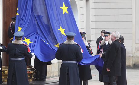 Milo zeman na nádvoí Praského hradu pi vztyování vlajky Evropské unie.