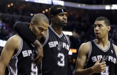 Basketbalisté San Antonia Spurs Stephen Jackson (uprosted), Tony Parker (vlevo) a Danny Green 