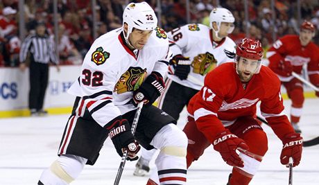 eský hokejista Chicaga Blackhawks Michal Rozsíval (vlevo) a Patrick Eaves z Detroitu Red Wings