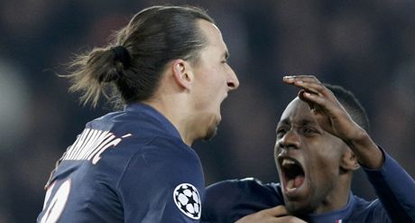 Radost fotbalist Paris St. Germain Zlatana Ibrahimovie (vlevo) Blaise Matuidiho