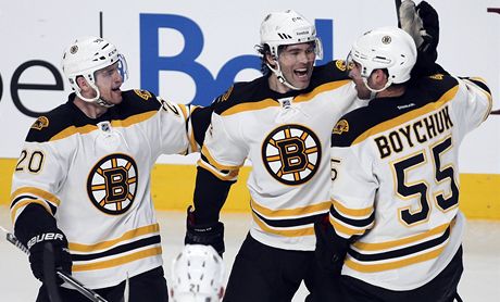 Zleva hokejisté Bostonu Bruins Daniel Paille, Jaromír Jágr a Johnny Boychuk